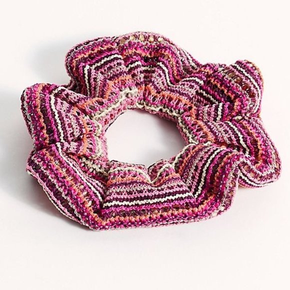 Free People Maisie Crochet Scrunchie Coral Pink - Picture 2 of 3